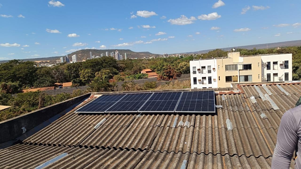 Painel solar em telhado residencial
